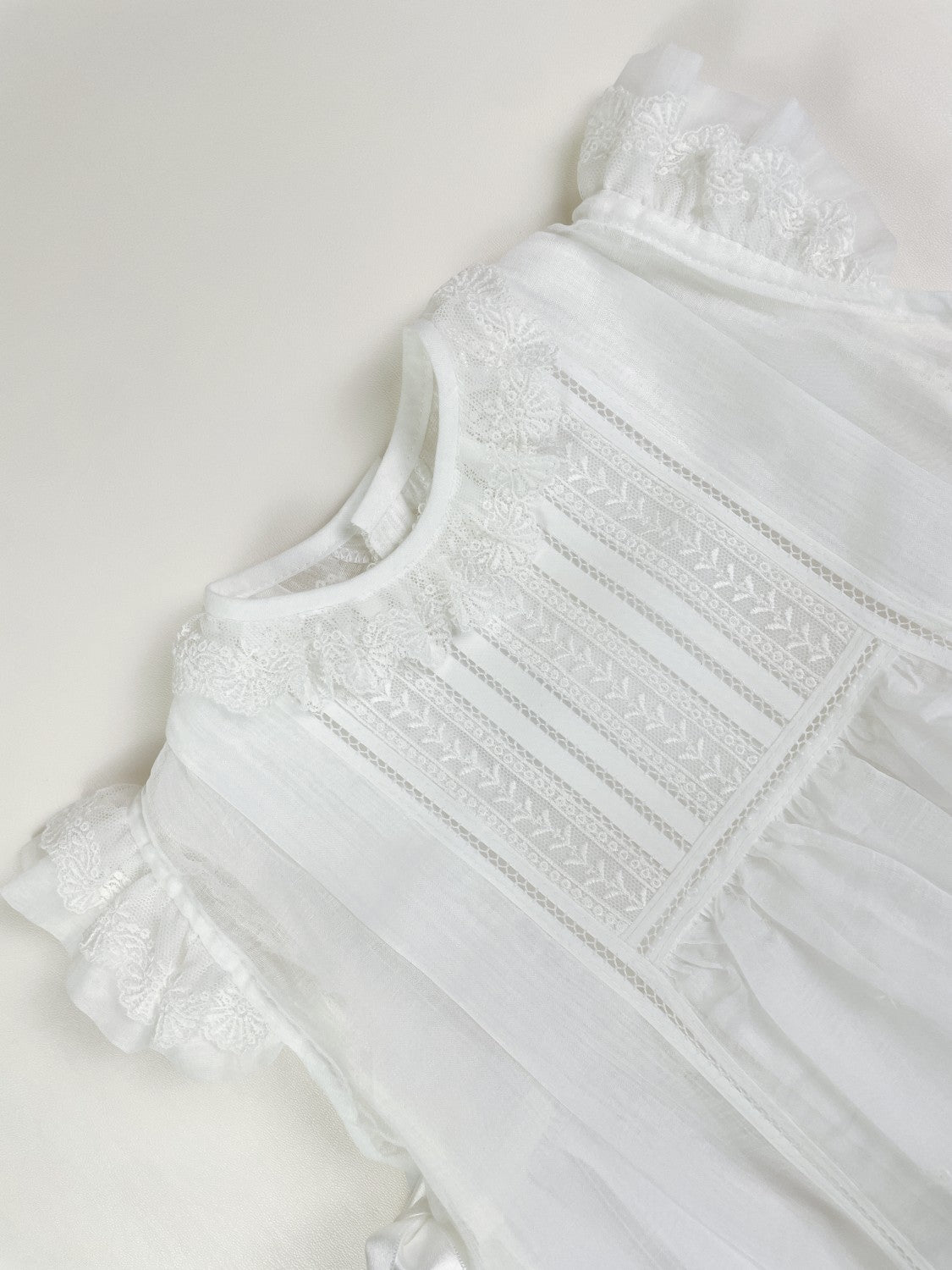 Luxe blanco 2-piece Spain Handmadesmocked Baby Dress