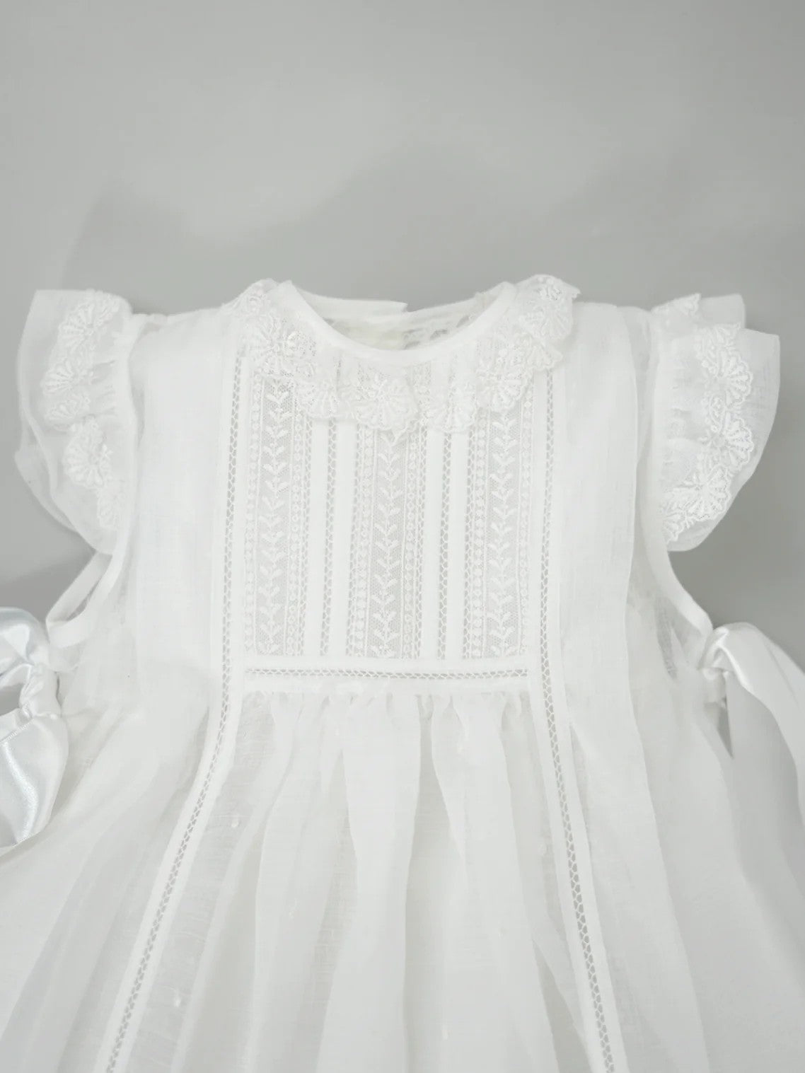 Luxe blanco 2-piece Spain Handmadesmocked Baby Dress