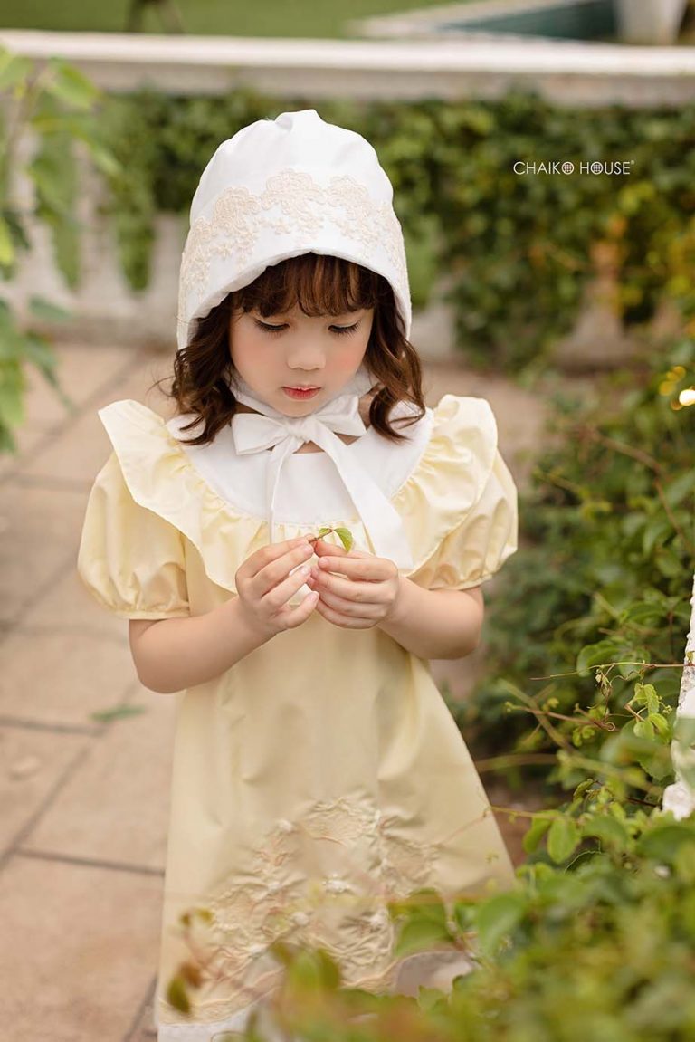 Elegant Daria Bonnet Hat with Vintage Lace Embroidery